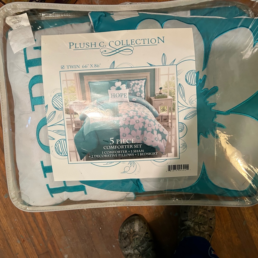 Twin comforter set NEW NEVER OPENED
